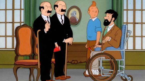 Bild 1 von 2: Bianca Castafiore hält die übrigen Schlossbewohner weiterhin mit ihrer einnehmenden Art auf Trab, während ein kostbarer Smaragd aus ihrem Zimmer gestohlen wird. Die Detektive Schulz (2.v.l.) und Schultze (l.) beginnen mit ihren Ermittlungen und verhören alle im Schloss, während Tim (2.v.r.) eine ganz andere Vermutung hat. Wer ist der Dieb? Die Spannung steigt im Schloss.