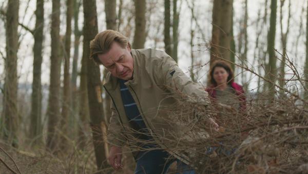 Bild 1 von 4: Ein Vater macht eine grausame Entdeckung: Die Leiche seiner Tochter, versteckt unter Ästen im Wald. Wer steckt hinter der brutalen Tat?