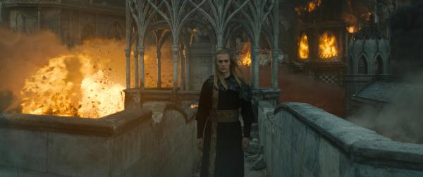 Bild 1 von 4: Während Eregion in Flammen aufgeht, setzt Sauron (Charlie Vickers) seine Intrigen gegen den Elbenschmied Celebrimbor fort.