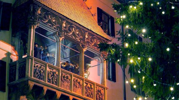 Bild 1 von 9: Im Bild: Goldene Dachl mit Musiker.