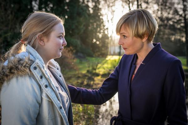 Bild 1 von 10: Melanie (Sanna Englund, r.) versucht, Jennifer (Lilli Fichtner, l.) zu überzeugen, sich bei der Behandlung ihrer Leukämie nicht nur auf die fragwürdigen Methoden von Dr. Becker zu verlassen, sondern auch die schulmedizinischen Möglichkeiten wahrzunehmen.