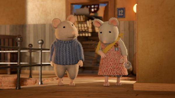 Bild 1 von 3: Julia (rechts) gesteht Sam (links), dass sie sich ihre Geschichte von einem riesigen Insekt und einem dadurch ausgelösten dramatischen Sturz nur ausgedacht hat.© ZDF/Cielo Films/Caribara Production/SuperswissRed/M.A.R.K.13/ZDF Studios GmbH - Honorarfreie Verwendung gemäß AGB im redaktionellen Zusammenhang mit genannter Sendung bei Nennung \