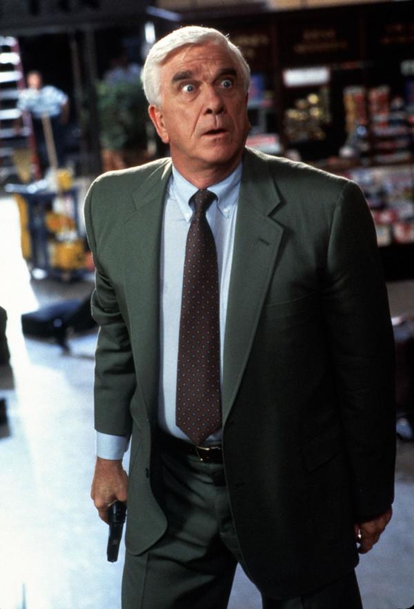 Bild 1 von 11: Nur einer kann mehr über den üblen Terror-Coup erfahren und den Verbrecher stoppen: Frank Drebin (Leslie Nielsen)!