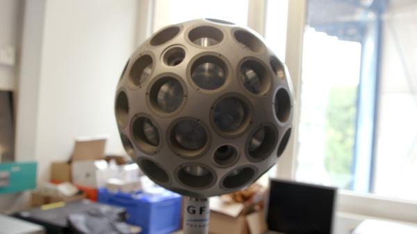 Bild 1 von 1: Spiegel an den Satelliten erlauben die exakte Vermessung durch Laserstrahlen.