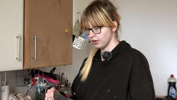 Bild 1 von 3: Jasmin und Maik bereiten sich auf Weihnachten vor und haben viele Lebensmittel eingekauft, um über die Feiertage zu kommen.