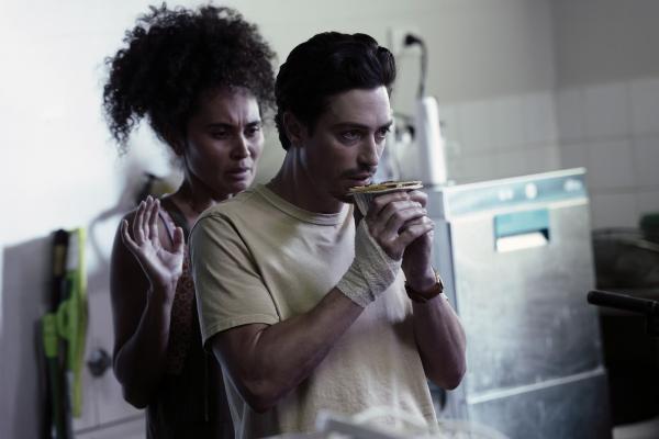 Bild 1 von 5: Cassie (Perry Mooney, l.); Andy Pruden (Ben Feldman, r.)