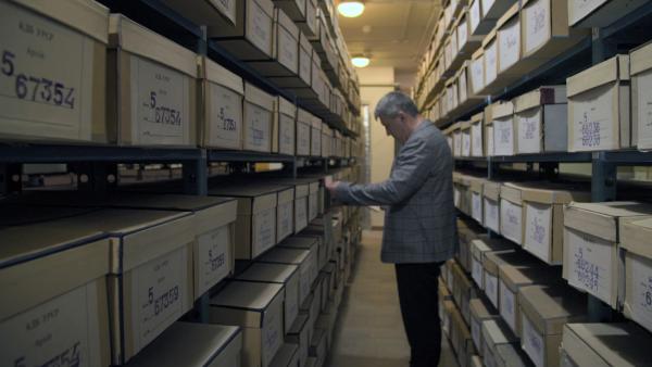 Bild 1 von 3: Der Experte für ukrainische Geschichte, Dr. Oleg Bazhan, geht alte Geheimakten im KGB-Archiv in der Ukraine durch.