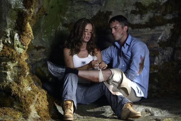 Bild 1 von 5: Jessie Burlingame (Eliza Dushku, l.); Chris Finn (Desmond Harrington, r.)