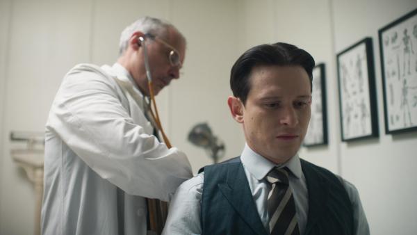 Bild 1 von 1: Im Bild (v.li.): Thomas Maurer (Dr. Mühlstein), Joel Basman (Franz Kafka).