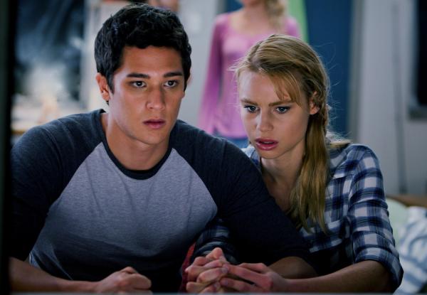 Bild 1 von 4: Zac (Chai Romruen, l.) kämpft gegen die Kraft des Vollmondes und Lyla (Lucy Fry, r.) hilft ihm dabei.