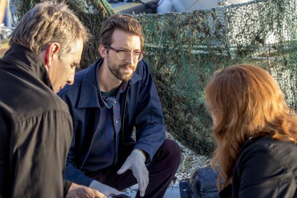 Bild 1 von 23: Gemeinsam versuchen sie einen neuen Fall zu lösen: Pride (Scott Bakula, l.), Sebastian Lund (Rob Kerkovich, M.) und Abigail Borin (Diane Neal, r.) ...