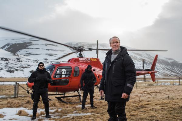 Bild 1 von 15: CIA-Mann Carr (Iain Glen, r.) muss das Geheimnis, das im Flugzeug am Gletscher vergraben liegt, lösen. (Komparsen im Bild)