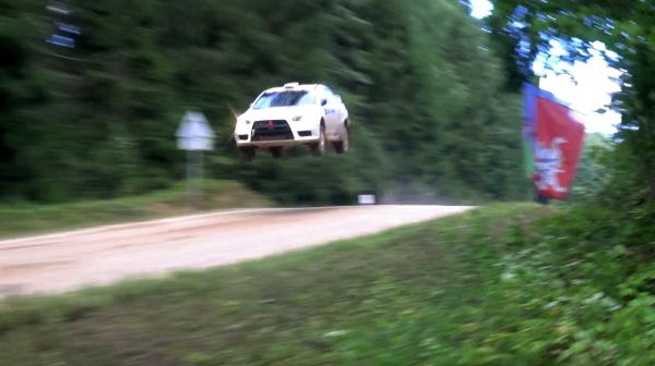 Bild 1 von 1: Diese Dokumentation präsentiert die wahnwitzigsten Dashcam-Momente aus aller Welt, darunter waghalsige Überholmanöver, ein LKW auf Abwegen und ein offenbar hilfloser Fahrschüler.