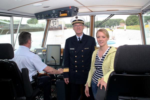 Bild 1 von 3: Anna Lena Dörr auf Streife mit der Wasserschutzpolizei Baden-Württemberg in den Altrheinarmen zwischen Speyer und Karlsruhe. Gesprächspartner ist Polizeidirektor Wolfgang Ochner.