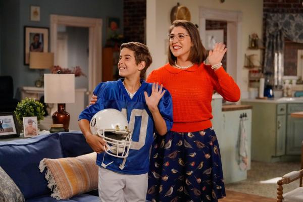 Bild 1 von 15: Max jr. (Alkaio Thiele, l.); Kat (Mayim Bialik, r.)