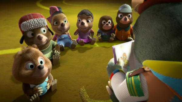 Bild 1 von 3: Auch wenn er dafür viel unterwegs sein muss, genießt Moley seine Aufgaben als Hüter und wichtigster Maulwurf der Stadt.  Besonders gern liest er den kleinen Maulwürfen im Kindergarten vor.