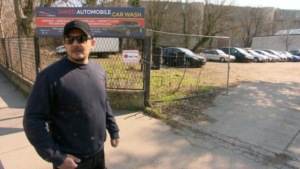 Bild 1 von 8: Im Bild: Shekib R. wartet seit November 2023 auf das Geld für sein Auto, das ein Autohändler verkauft hat. Der Unternehmer ging in Konkurs und hat den Wohnsitz in Österreich abgemeldet - seinen Autohandel führt er aber weiter.