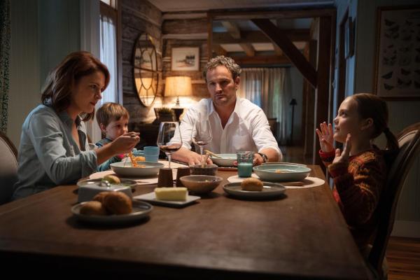 Bild 1 von 8: (v.l.n.r.) Rachel (Amy Seimetz); Gage (Hugo Lavoie); Louis (Jason Clarke); Ellie (Jeté Laurence)