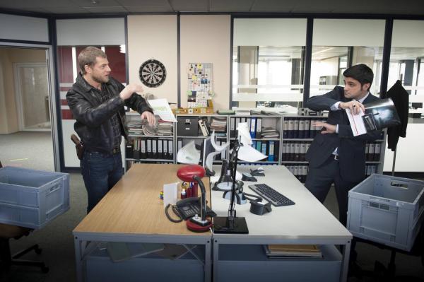 Bild 1 von 38: Als ein geschätzter Kripo-Kollege brutal ermordet aufgefunden wird, geraten Mick (Henning Baum, l.), Andreas (Maximilian Grill, r.) und die gesamte Abteilung in den Verdacht, damit etwas zu tun zu haben. Keine gute Zeit beginnt für die Abteilung von Tanja ...