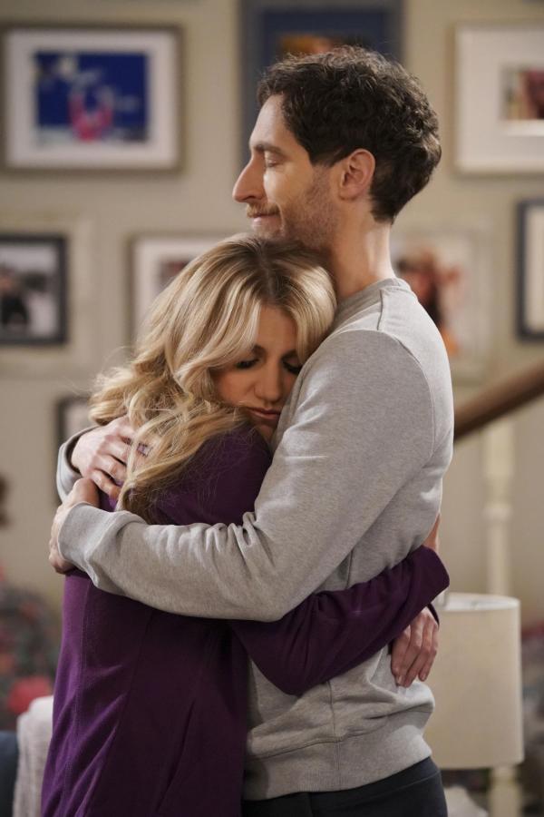 Bild 1 von 11: Gina Dabrowski (Annaleigh Ashford, l.); Drew Dunbar (Thomas Middleditch, r.)