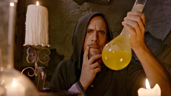 Bild 1 von 3: Im niederösterreichischen Kirchberg am Wagram fand sich im Boden vergraben ein altes alchemistisches Labor aus dem 16. Jahrhundert - der Beweis dafür, wie ernsthaft die Suche nach der Gold-Formel damals betrieben wurde. Das Labor scheint so weit intakt zu sein - was genau passiert, wenn es in dem Film erstmals wieder seinen Betrieb aufnimmt?