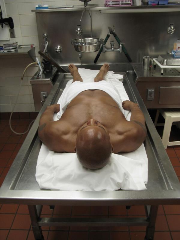 Bild 1 von 43: (4. Staffel) - Dr. Jan Garavaglia, eine der renommiertesten Pathologinnen in den USA, gibt einen Einblick in ihre Arbeit und erklärt, wie sie zusammen mit ihrem Team bei der Lösung komplizierter Mordfälle hilft und medizinische Absonderlichkeiten aufklärt.