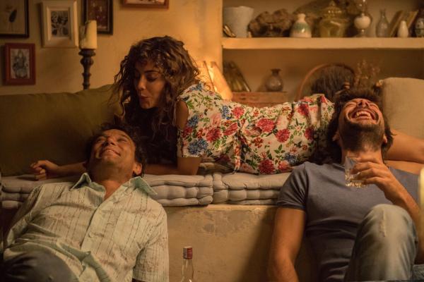 Bild 1 von 5: (v.n.r.) Vicent (Paco Manzanedo); Verónica (Irene Arcos); -scar (Ãlvaro Morte)