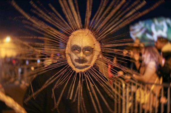 Bild 1 von 5: Parade des Púca-Festivals in Irland: Masken und Kostüme dienten ursprünglich dazu, sich vor übernatürlichen Wesen zu schützen und sie zu täuschen.