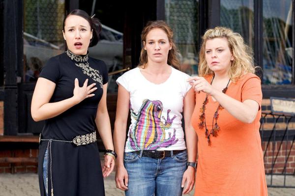 Bild 1 von 18: Katja (Sonsee Neu, M.) und ihre Freundinnen Akiko (Bärbel Schleker, l.) und Britta (Carolin Spiess, r.) stehen vor dem Soul Club, als Nick mit seiner Verlobten Alison auftaucht.