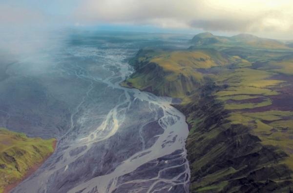 Bild 1 von 4: Island ist unbestritten das Reich der Feuerberge: Die größte Vulkaninsel der Welt produziert fast ein Drittel der jährlich weltweit ausgespuckten Lavamenge.
