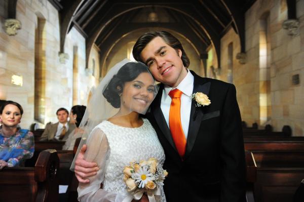 Bild 1 von 4: Martha Tennant (Miranda Tapsell, l.); Simon Bowditch (Andy Ryan, r.)