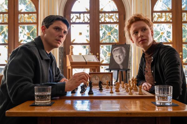 Bild 1 von 4: In seinem Element: Im Fall eines ermordeten Schachspielers ermittelt Kommissar Rico Sander (Benjamin Strecker) undercover in dessen Club. Bei diversen Schachpartien erfährt er von Saskia Meier (Lena Maria Eikenbusch) höchst interessante Interna. Die arbeitet nämlich auch in der IT-Firma des Opfers, die sich auf Schachprogramme spezialisiert hatte.