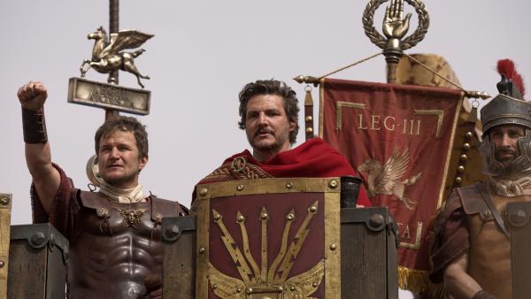 Bild 1 von 6: Alec Utgoff plays Darius (left) and Pedro Pascal plays General Acacius (center) in Gladiator II from Paramount Pictures.
