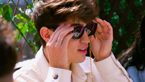 Bild 1 von 5: Influencer Oscar muss seine Follower immer mit frischem Promi-Content versorgen - ganz schön stressig!