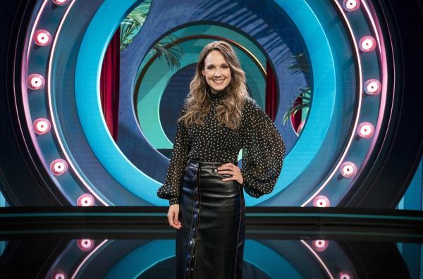 Bild 1 von 1: Die Carolin Kebekus Show Trotz Corona kehrt Carolin Kebekus mit einer neuen WDR-Personality-Show, produziert von der bildundtonfabrik, auf den Bildschirm zurück. Deutschlands Comedy-Queen zeigt wieder Haltung und präsentiert ihren ganz eigenen Blick auf die Welt ? persönlicher, bissiger und aktueller denn je. Und natürlich geben sich in der Show auch prominente Gäste die gut desinfizierte Klinke in die Hand. Carolin Kebekus: ?Das wird die beste Show ever ? und zwar mit Abstand!?