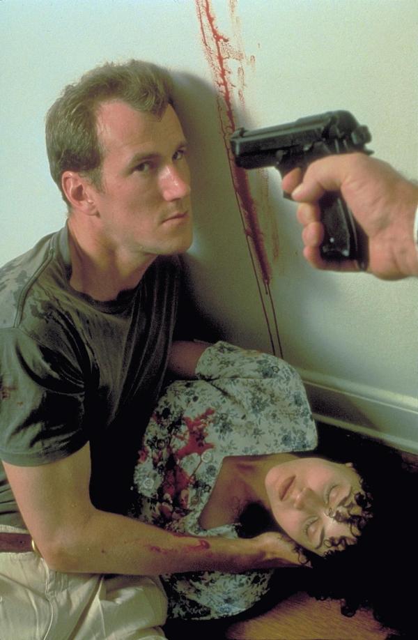 Bild 1 von 10: Um ihren Forderungen Nachdruck zu verleihen, erschießen die Verbrecher Sams (Frederick Deane, l.) Verlobte Cece (Delauné Michele, r.). Alles deutet auf ihn als Täter ...