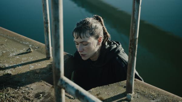 Bild 1 von 14: Dass sie den Sturz von der Brücke überlebt hat, grenzt für Jule Zabek (Sophie Pfennigstorf) an ein Wunder.