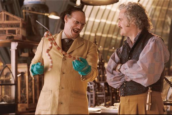 Bild 1 von 20: Kaum hat Onkel Monty (Billy Connolly, r.) die Kinder in seiner Obhut, da erscheint auch schon der bösartige Graf Olaf (Jim Carrey, l.) - jedoch als harmloser Erfinder Stefano verkleidet ...
