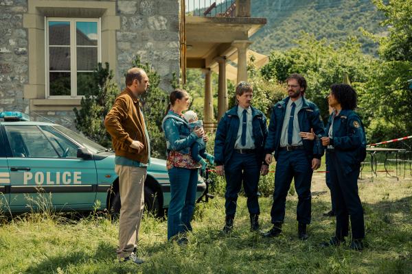 Bild 1 von 1: Am Schauplatz eines ominösen Mordes: Dragan Vujic als Pirmin, Lena Furrer als Regina, Vincent Veillon als Flic Jean-Claude, Vincent Kucholl als Flic Jean-Pierre, Safi Martin Yé als Polizeichefin.