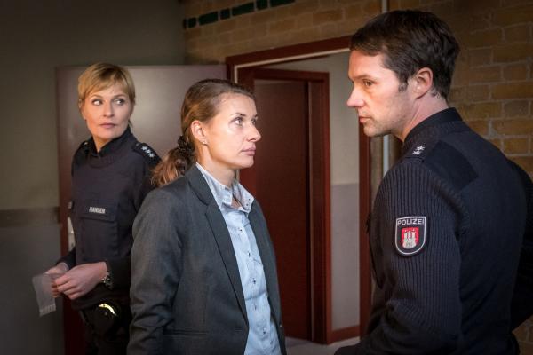 Bild 1 von 9: Melanie (Sanna Englund, l.) und Mattes (Matthias Schloo, r.) sind frustriert. Die Anwältin Josefine Haller (Marie Rönnebeck, M.) hat dafür gesorgt, dass sie den Drogendealer nicht weiter auf dem Revier festhalten können.