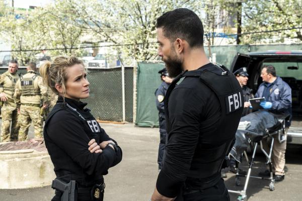 Bild 1 von 8: Special Agent Nina Chase (Shantel VanSanten, l.); Special Agent Omar Adom 'OA' Zidan (Zeeko Zaki, r.)