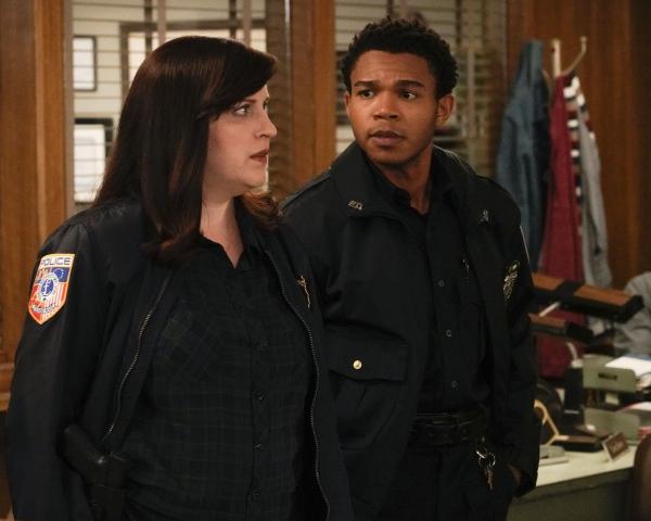 Bild 1 von 4: Jo Evans (Allison Tolman, l.); Officer Chris Minetto (Robert Bailey Jr., r.)