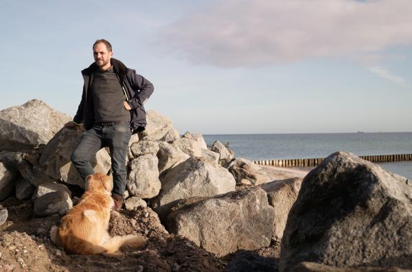 Bild 1 von 2: Wasserbauingenieur Philipp Zülsdorff an einer Baustelle zum Wiederaufbau von Küstenschutzanlagen