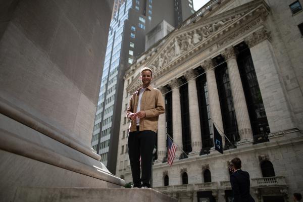 Bild 1 von 15: Leon Windscheid vor der New Yorker Börse - Die wichtigste Börse der Welt.