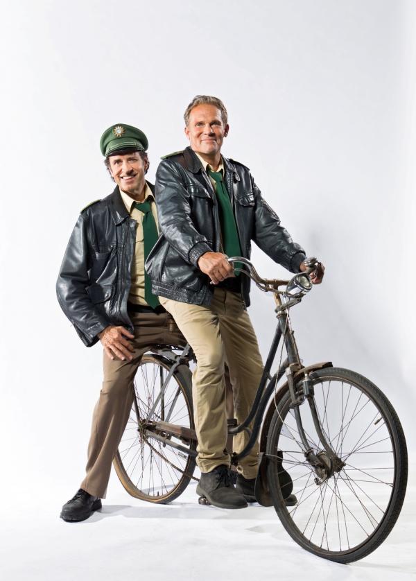 Bild 1 von 1: Die beiden Hauptdarsteller Franz Hubert (Christian Tramitz, r.) und Johannes Staller (Helmfried von Lüttichau, l.).