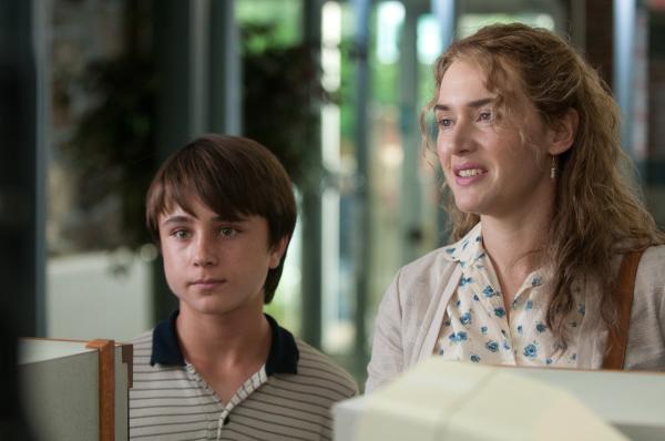 Bild 1 von 20: Die depressive und alleinerziehende Mutter Adele (Kate Winslet, r.) kümmert sich aufopferungsvoll um ihren 13-jährigen Sohn Henry (Gattlin Griffith, l.), doch nach ihrer Scheidung hat sie das Glück am Leben verloren, bis der Anhalter Frank in ihrem Leben auftaucht. Doch dieser ist nicht, was er vorgibt zu sein ...