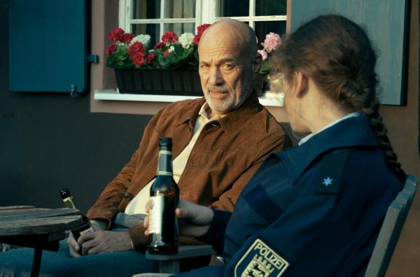 Bild 1 von 5: Landarzt Hajo (Heiner Lauterbach) hat ein Baby auf offener Landstraße zur Welt gebracht und gönnt sich jetzt ein Bier mit Polizistin Tanja (Lou Strenger).