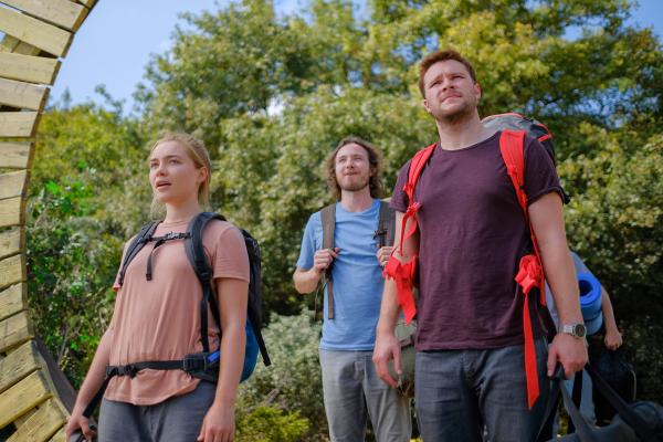 Bild 1 von 5: Dani reist mit ihrem Freund Christian und seiner Clique in die abgeschiedene Kommune ihres schwedischen Kommilitonen Pelle. Von links: Dani (Florence Pugh), Pelle (Vilhelm Blomgren) und Christian (Jack Reynor).