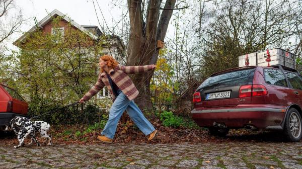 Bild 1 von 20: Im Bild: Jule Christiansen (Marleen Lohse) auf dem Weg in die Tierarztpraxis.