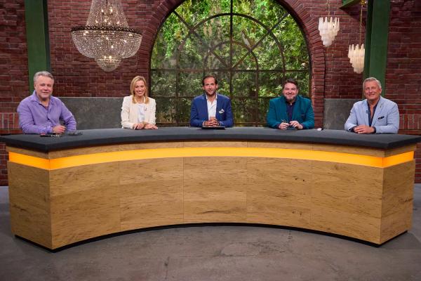 Bild 1 von 8: Von links: Händler Jan Cizek, Susanne Steiger, Julian Schmitz-Avila, Daniel Meyer und Markus Wildhagen